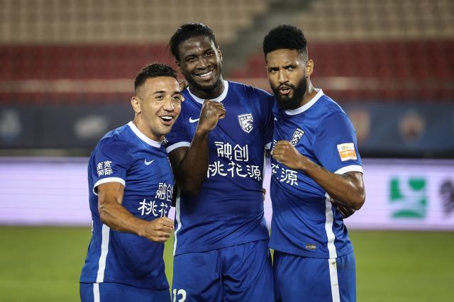 爱体育下载-马尔康首戴帽登顶射手榜 三镇外援天团8场轰20球