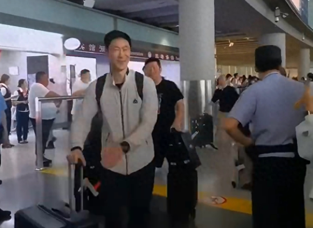 爱体育-国乒落地北京全队洋溢笑容!梁靖崑两儿子接机 王楚钦仍一脸疲惫|梁靖昆|王励勤|男团|决赛|女团_新浪体育_新浪新闻